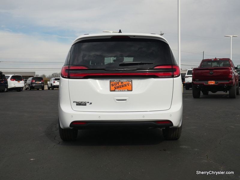 2024 Chrysler Pacifica Touring LImage 9
