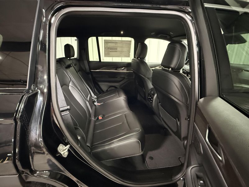 New 2027 Jeep Grand Cherokee Limited 4x4Image 10