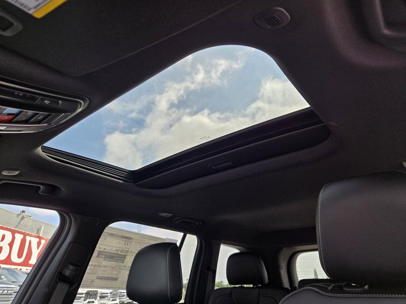 2025 Jeep Grand Cherokee Altitude photo 20
