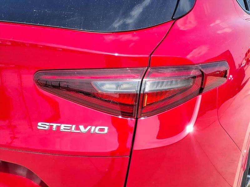 Used 2022 Alfa Romeo Stelvio VeloceImage 12