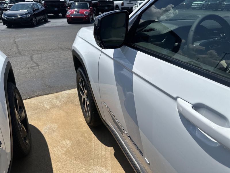 New 2025 Jeep Grand Cherokee L Limited 4x4Image 11