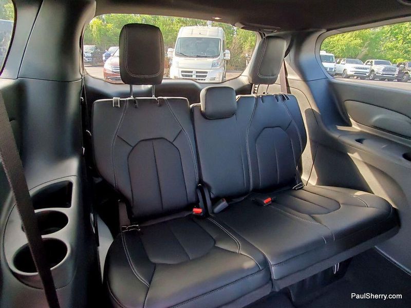 New 2026 Chrysler Pacifica SelectImage 5