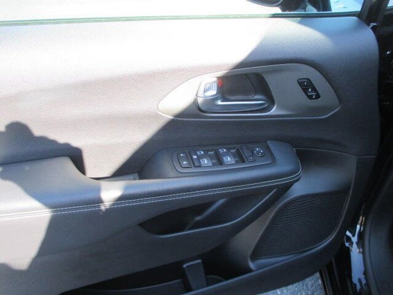 Used 2025 Chrysler Pacifica SelectImage 14
