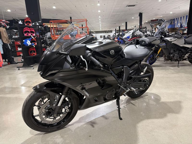 Used 2025 Yamaha YZF-R7 CA Image 13