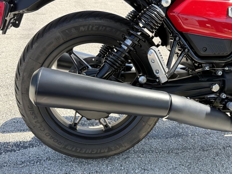 2024 Moto Guzzi V7 Stone Corsa