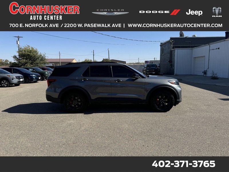 2024 Ford Explorer STImage 1