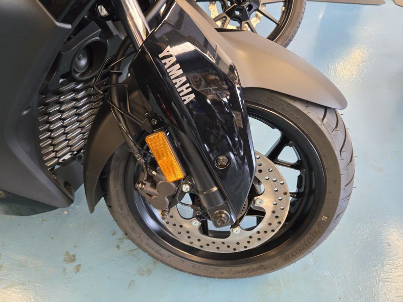 2025 Yamaha XMAX MIDNIGHT BLACK Image 18