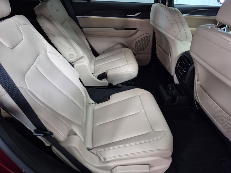 New 2025 Jeep Grand Cherokee L Limited 4x4Image 8