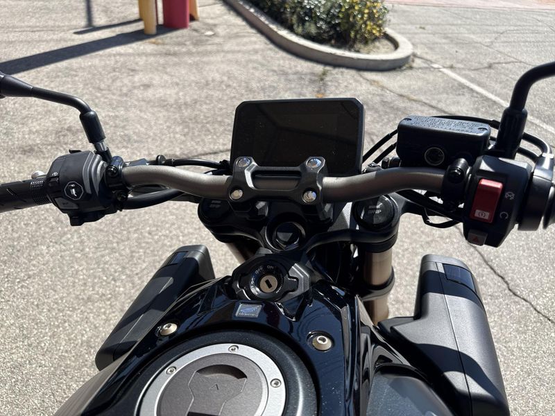 New 2026 Honda CB650R E-CLUTCH Image 12