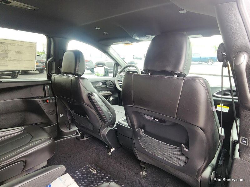 New 2026 Chrysler Pacifica Select