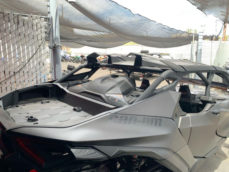 New 2025 Can-Am MAVERICK R MAX X 999T DCT Image 18