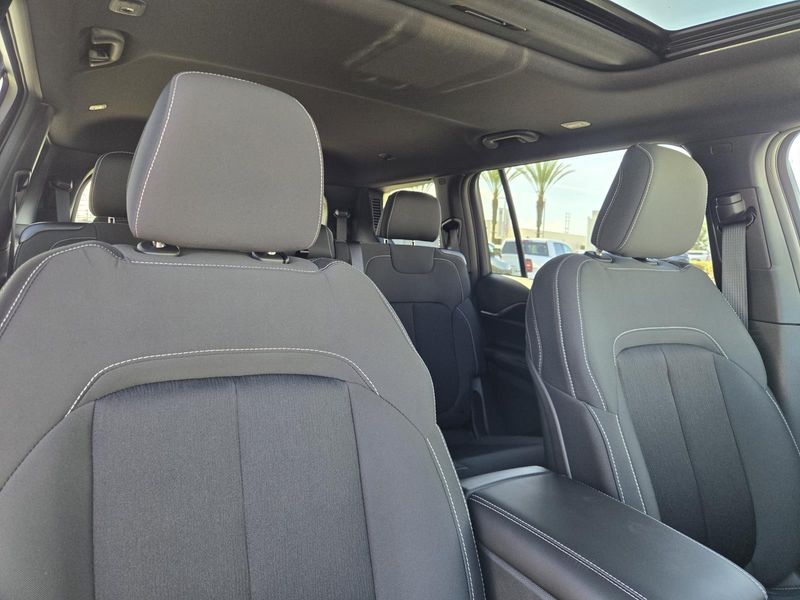 New 2026 Jeep Grand Cherokee L Laredo X 4x2