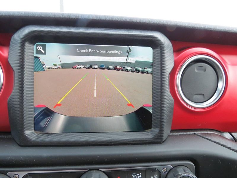 Used 2023 Jeep Gladiator Rubicon 4x4 4dr Crew Cab 5.0 ft. SBImage 16
