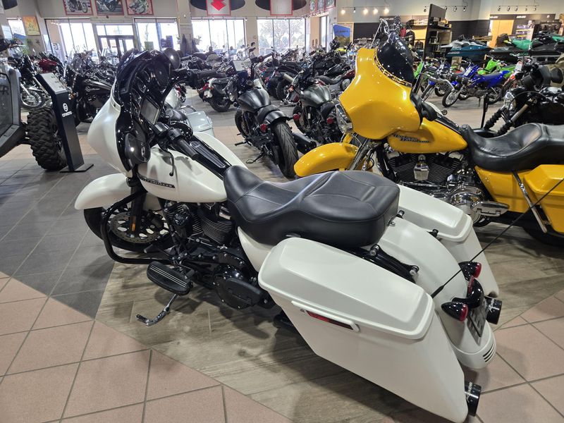 USED 2018 HARLEY STREET GLIDE SPECIAL Image 4