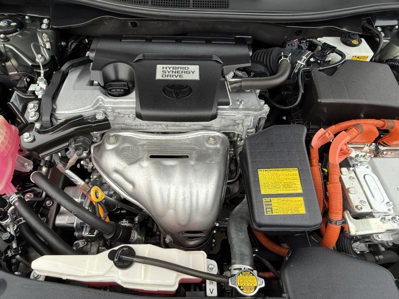 2013 Toyota Camry Hybrid XLEImage 32