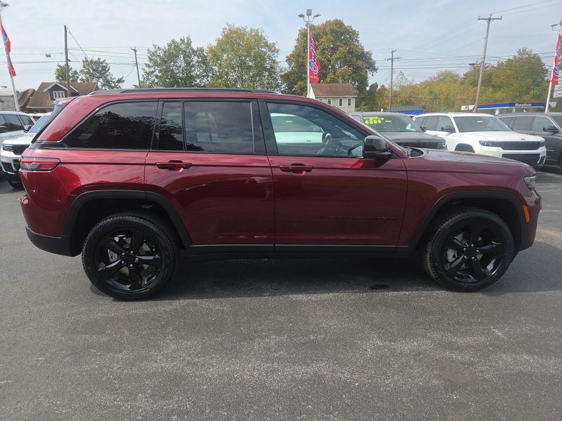 2025 Jeep Grand Cherokee Limited photo 2