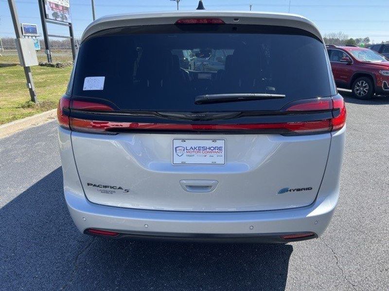 2023 Chrysler Pacifica Plug-in Hybrid Touring LImage 6