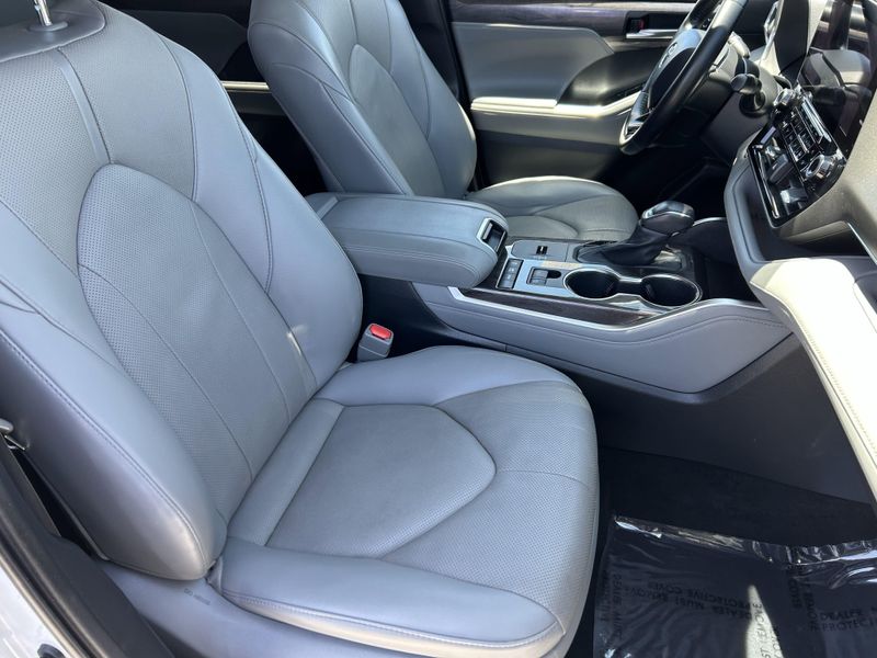 Used 2021 Toyota Highlander LimitedImage 11