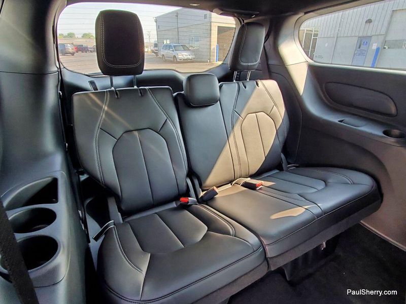 New 2025 Chrysler Voyager LxImage 4