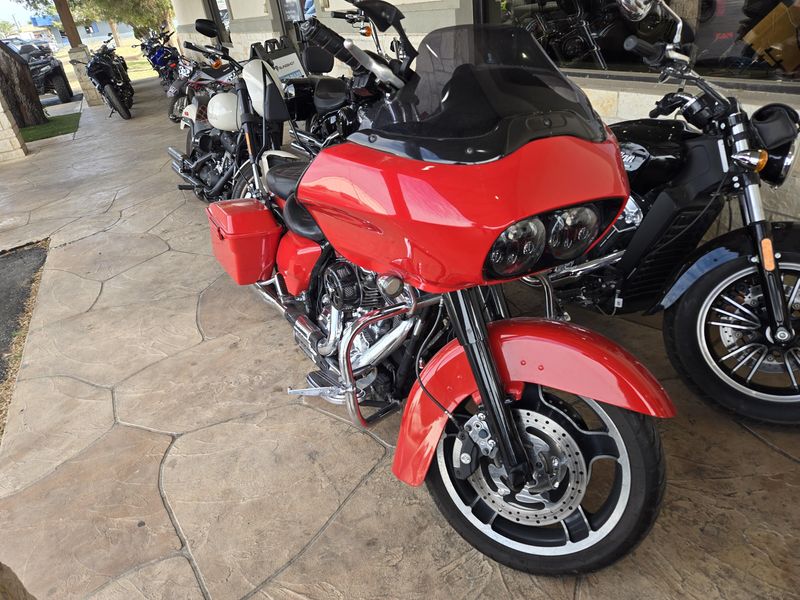 USED 2010 HARLEY ROAD GLIDE CUSTOM BASE Image 1