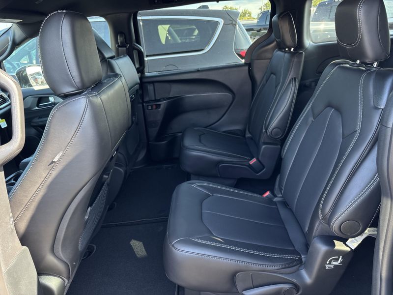 New 2026 Chrysler Pacifica SelectImage 18