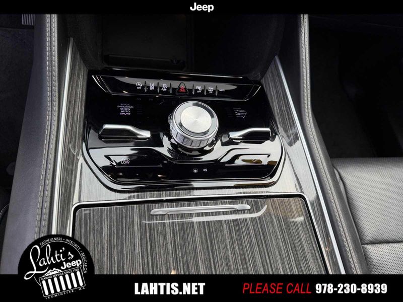 2022 Jeep Wagoneer Series III photo 13