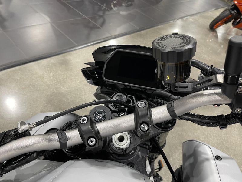 2025 Yamaha MT-10 Image 9