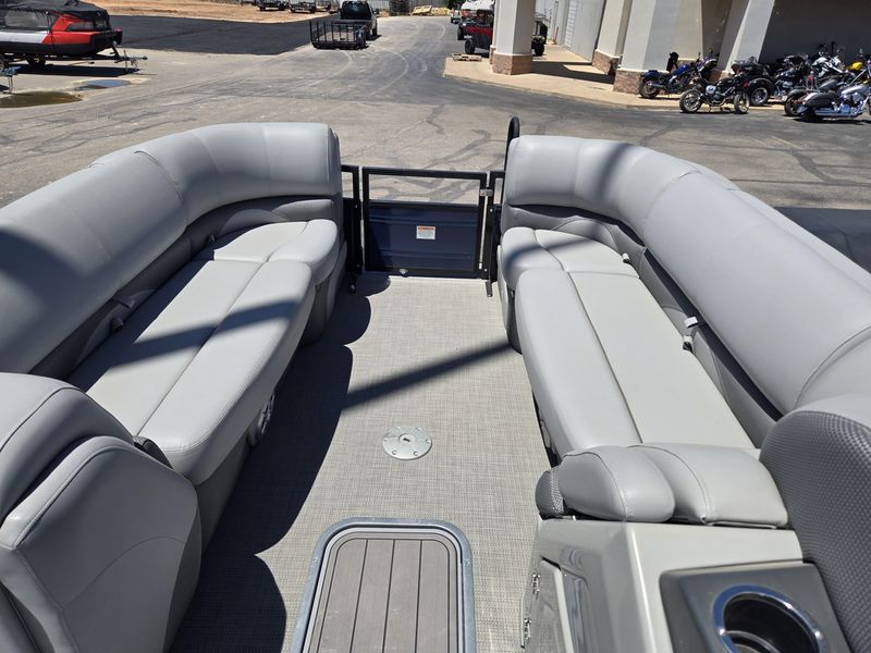 USED 2022 TRACKER REGENCY 230 DL3 Image 20