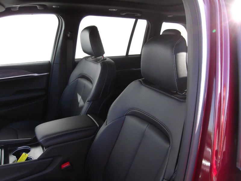 2025 Jeep Grand Cherokee Limited photo 10