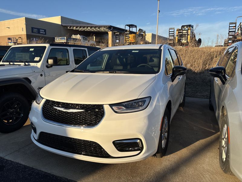 New 2026 Chrysler Pacifica SelectImage 1