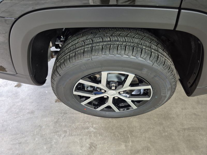 New 2025 Jeep Grand Cherokee L Limited 4x4Image 6