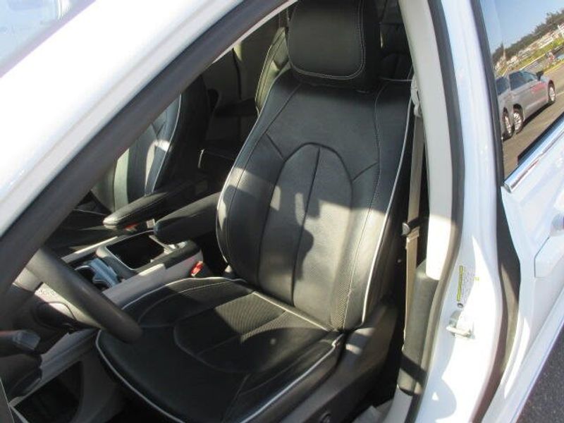 Used 2023 Chrysler Pacifica LimitedImage 16