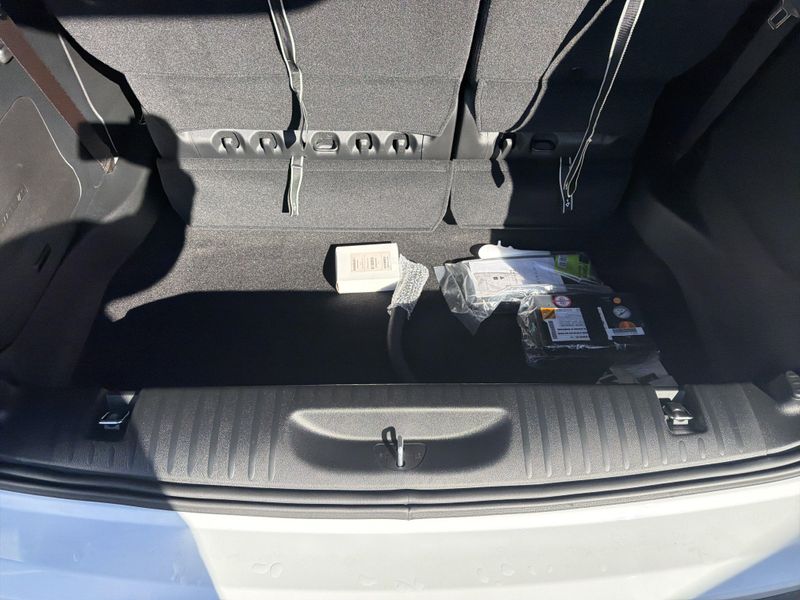 Used 2025 Chrysler Pacifica SelectImage 11