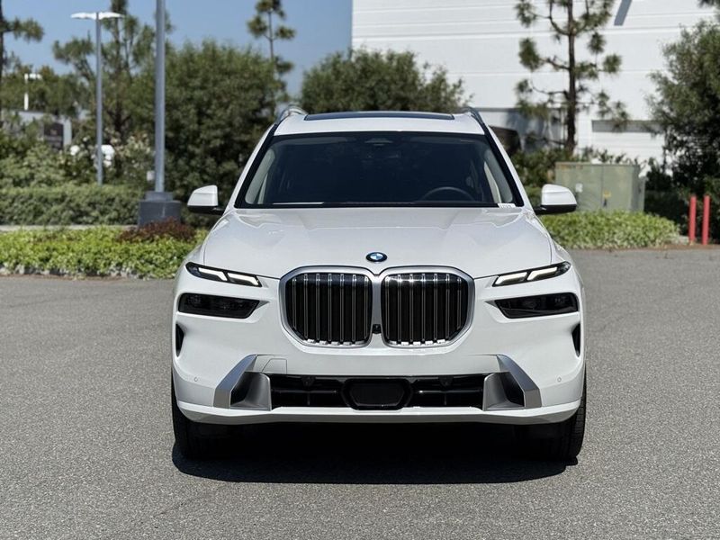 2025 BMW X7 xDrive40iImage 3