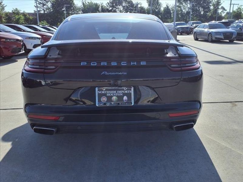 2017 Porsche Panamera BaseImage 14