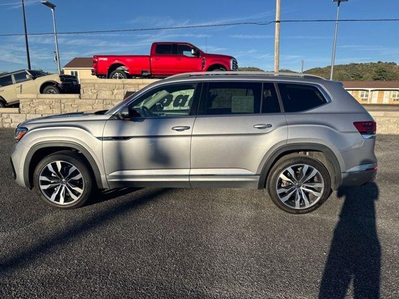 2022 Volkswagen Atlas V6 SEL Premium R-Line photo 2