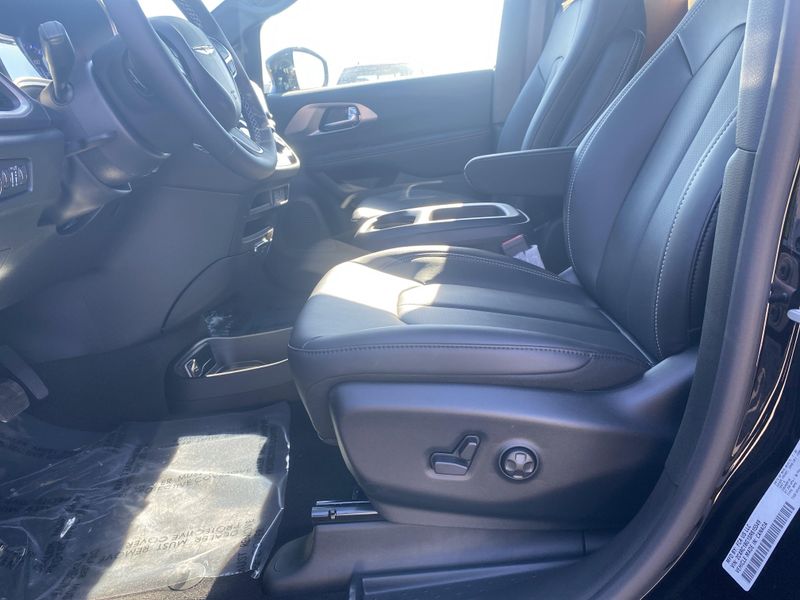 2025 Chrysler Pacifica photo 9