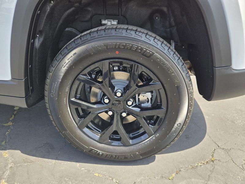 New 2026 Jeep Grand Cherokee Laredo Altitude 4x2