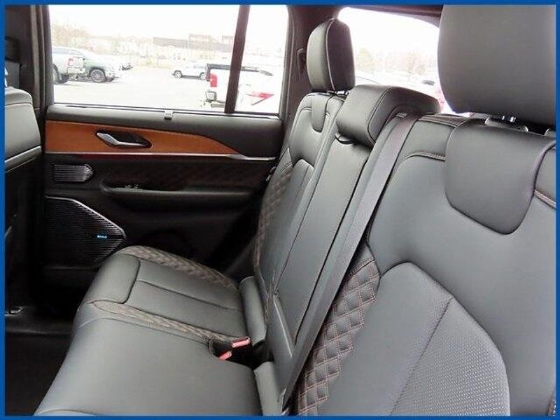 2022 Jeep Grand Cherokee SummitImage 10