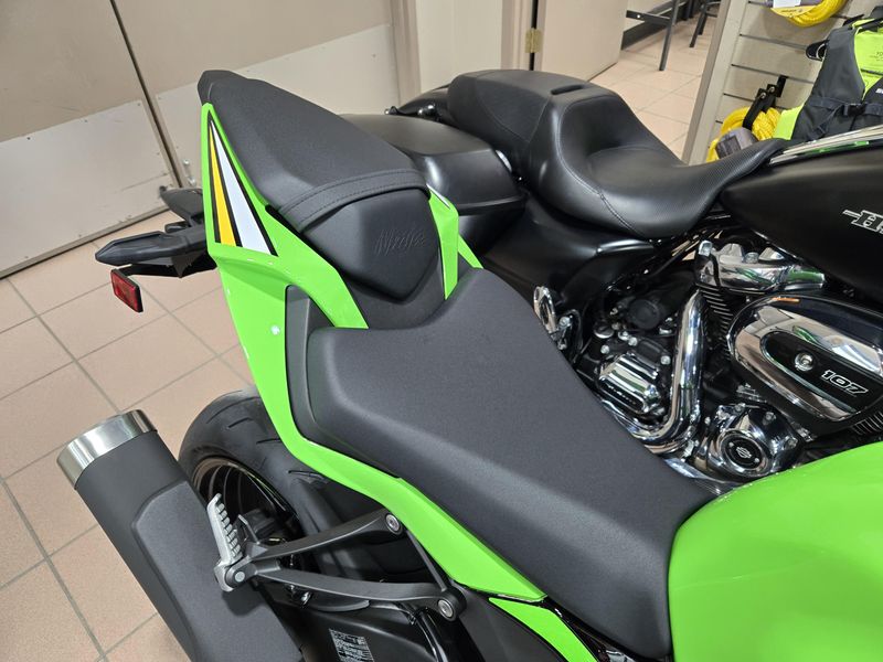 2025 Kawasaki NINJA ZX6R KRT EDITION LIME GREEN AND EBONY AND PEARL BLIZZARD WHITEImage 14