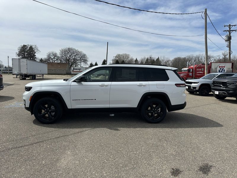 2024 Jeep Grand Cherokee L Limited 4x4Image 5