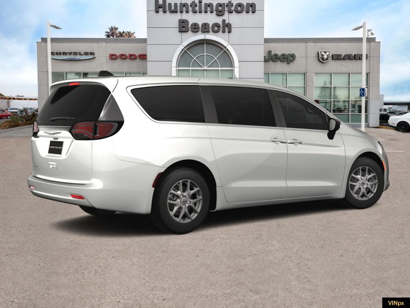 2025 Chrysler Voyager LXImage 8