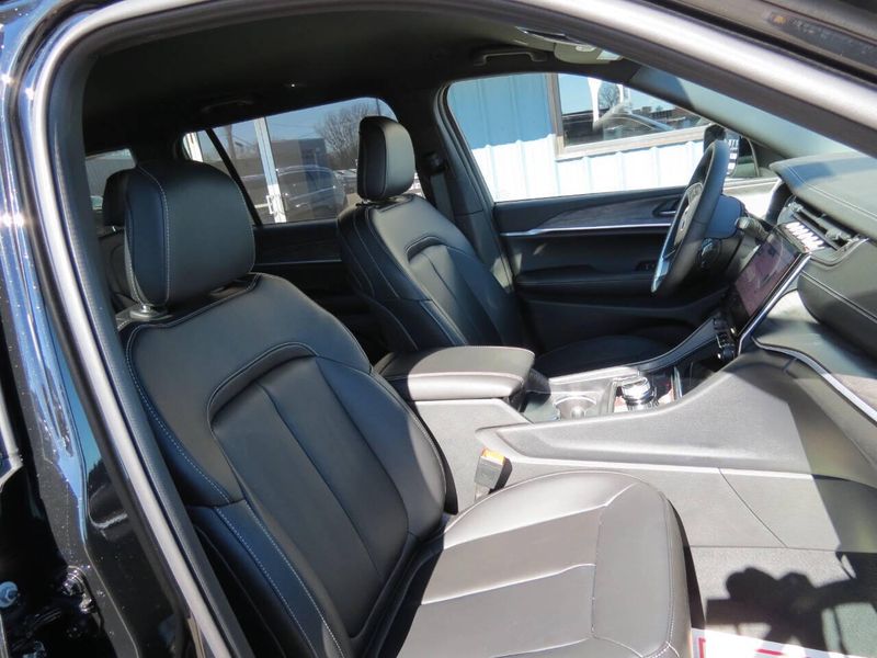 2025 Jeep Grand Cherokee L Limited 4x4Image 36