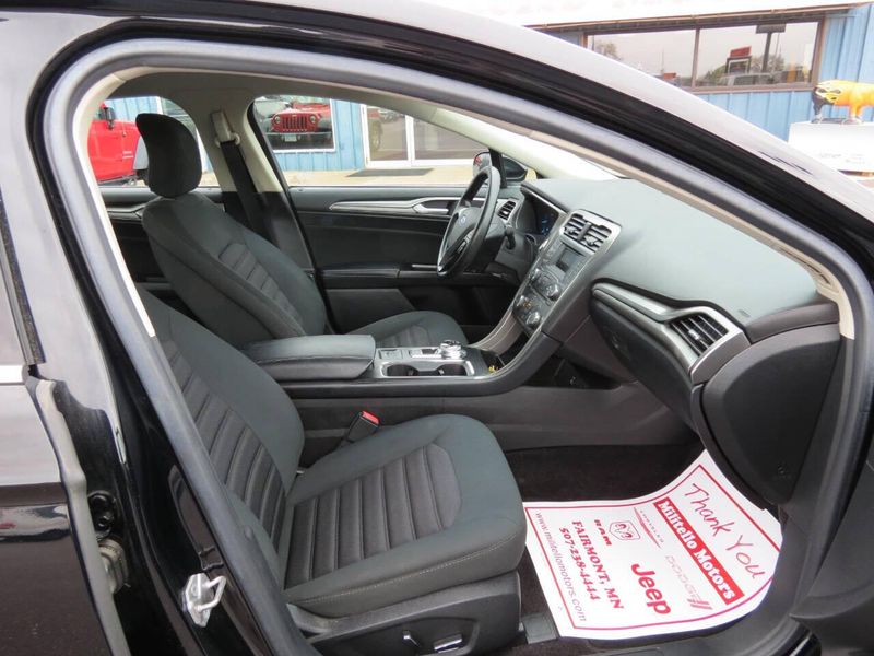 2017 Ford Fusion SE 4dr SedanImage 23