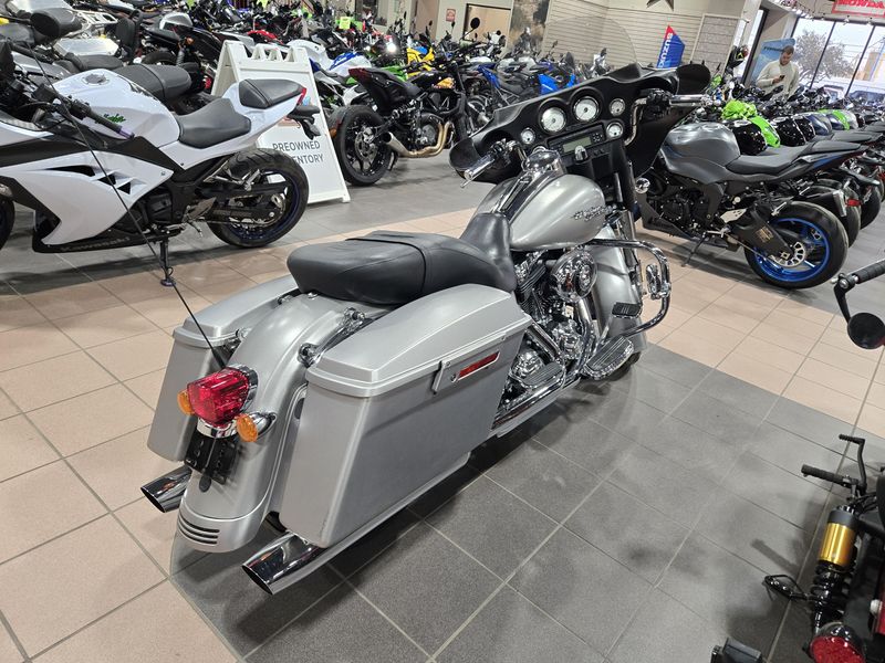 USED 2009 HARLEY STREET GLIDE Image 6