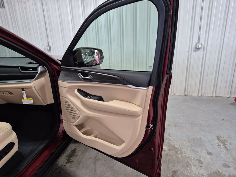 New 2025 Jeep Grand Cherokee L Limited 4x4Image 11
