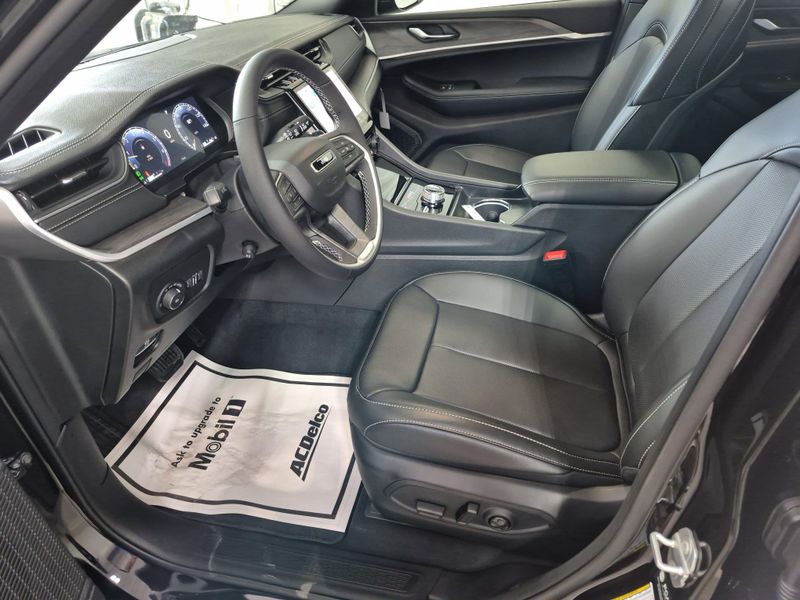 New 2025 Jeep Grand Cherokee L Limited 4x4Image 25