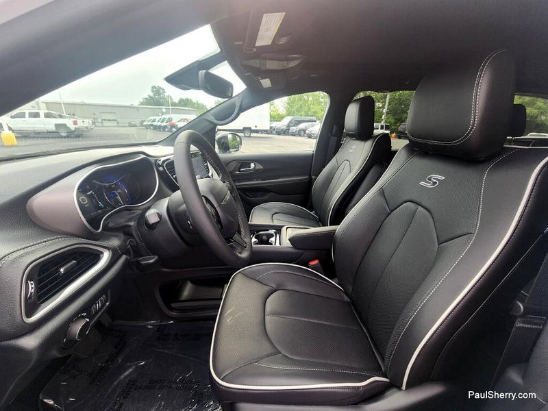 New 2027 Chrysler Pacifica Limited