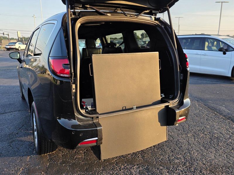 New 2027 Chrysler Pacifica Select