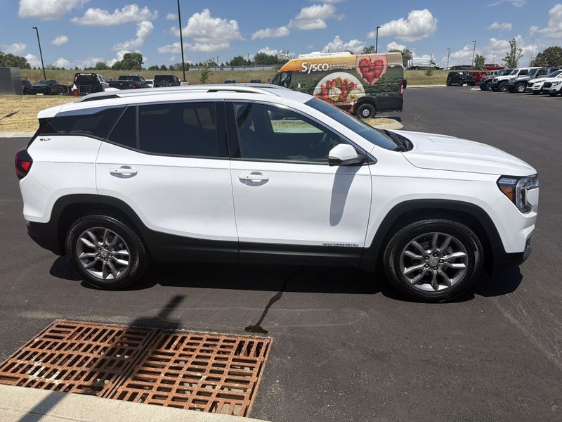 Used 2024 GMC Terrain SLTImage 8